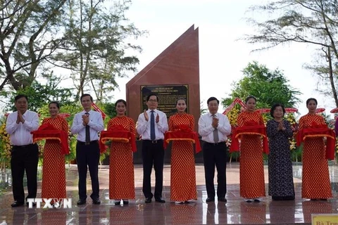 Phó Thủ tướng Thường trực Chính phủ Phạm Bình Minh cắt băng khánh thành công trình chỉnh trang Nghĩa trang Hàng Keo. (Ảnh: TTXVN phát)