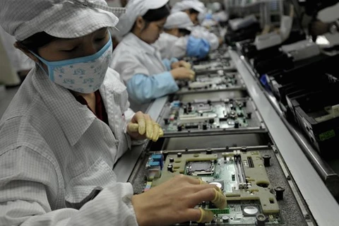 Công nhân làm việc trong nhà máy của Foxconn. (Nguồn: AFP)
