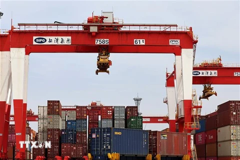 Bốc dỡ hàng hóa tại cảng container Dương Sơn ở thành phố Thượng Hải, Trung Quốc. (nh: THX/TTXVN)