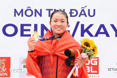 Vận động viên Nguyễn Thị Hương (Việt Nam) nhận Huy chương Vàng nội dung thuyền đơn nữ Canoeing 1.000m. (Ảnh: Minh Đức/TTXVN)