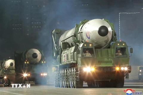 Tên lửa đạn đạo liên lục địa Hwasong-17 của Triều Tiên được giới thiệu tại lễ diễu binh kỷ niệm 90 năm Ngày thành lập Quân đội, ở Bình Nhưỡng ngày 25/4. (Ảnh: AFP/TTXVN)