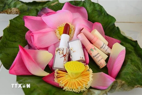 Sản phẩm son môi làm từ hoa sen của em Nguyễn Thị Diệu Hiền. (Ảnh: Nhựt An/TTXVN)