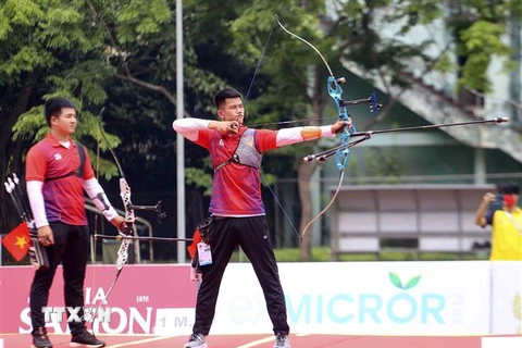 Cung thủ Nông Văn Linh (Việt Nam) thi đấu nội dung bắn cung 1 dây trong trận tranh huy chương Vàng với Indonesia. (Ảnh: Tuấn Đức/TTXVN)