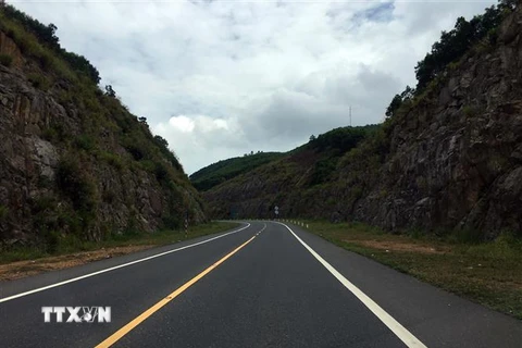 Tuyến đường cao tốc La Sơn-Túy Loan được xây dựng đi qua địa hình đồi núi phức tạp. (Ảnh: Đỗ Trưởng/TTXVN)