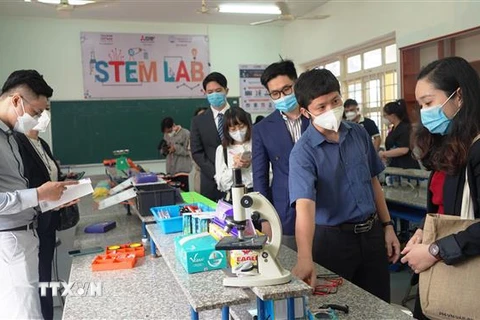 Các đại biểu tham quan quy trình giảng dạy tại phòng STEM LAB - Trường trung học cơ sở thị trấn Tân Châu, Tây Ninh. (Ảnh: Thanh Tân/TTXVN)