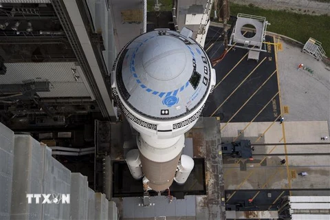 Tàu vũ trụ CST-100 Starliner của Boeing được gắn vào tên lửa đẩy Atlas V tại trung tâm phóng tàu vũ trụ ở Mũi Canaveral, Florida, Mỹ. (Ảnh: AFP/TTXVN)