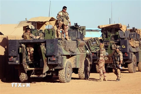 Binh sỹ thuộc Lực lượng đặc nhiệm Takuba của châu Âu chống thánh chiến ở khu vực Sahel châu Phi được triển khai tại Menaka, Mali. (Ảnh: AFP/TTXVN)