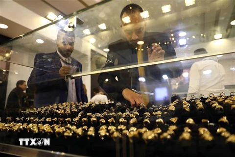 Trang sức vàng được trưng bày tại triển lãm trang sức ở Cairo, Ai Cập. (Ảnh: THX/TTXVN)
