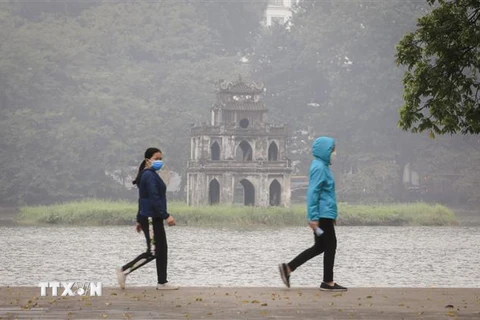 Chất lượng không khí tại Hà Nội vẫn chưa được cải thiện rõ rệt. (Ảnh: Thành Đạt/TTXVN)