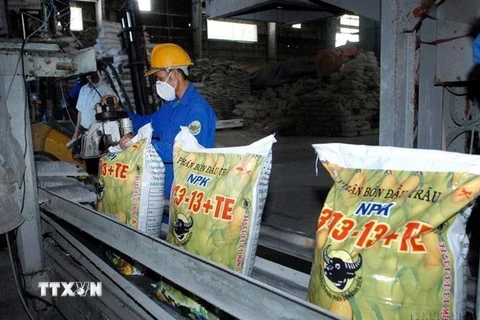 Dây chuyền đóng gói sản phẩm phân bón NPK tại Công ty Cổ phần Bình Điền-Quảng Trị. (Ảnh: Danh Lam/TTXVN)