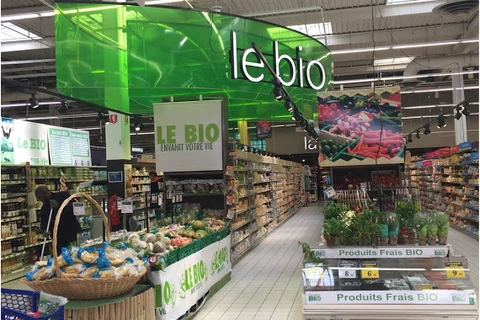 Một gian hàng bán sản phẩm hữu cơ trong siêu thị của Pháp. (Nguồn: bordbia.ie)