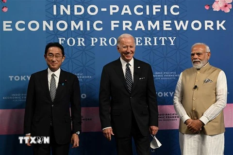 (Từ trái sang): Thủ tướng Nhật Bản Kishida Fumio, Tổng thống Mỹ Joe Biden và Thủ tướng Ấn Độ Narendra Modi tại lễ công bố Khuôn khổ Kinh tế Ấn Độ-Thái Bình Dương vì sự thịnh vượng (IPEF) ở Tokyo, Nhật Bản, ngày 23/5. (Ảnh: AFP/TTXVN)