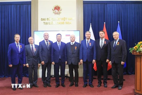 Thiếu tướng Bùi Hải Sơn, Quyền Trưởng Ban Quản lý Lăng Chủ tịch Hồ Chí Minh, với các đại biểu được trao tặng phần thưởng cao quý của Nhà nước Việt Nam. (Ảnh: Trần Hiếu/TTXVN)