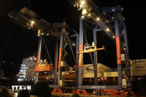 Hoạt động bốc dỡ hàng hóa tại cảng Cát Lái. (Ảnh: Tiến Lực/TTXVN)