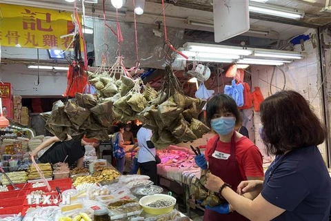 Bánh ú được bày bán tại chợ North Point (Hong Kong). (Ảnh: Mạc Luyện/TTXVN)