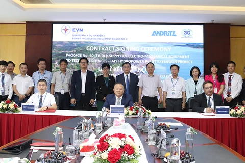 Lễ ký hợp đồng cung cấp thiết bị cơ điện và dịch vụ kỹ thuật cho Dự án Nhà máy Thủy điện Ialy mở rộng. (Nguồn: evn.com.vn)