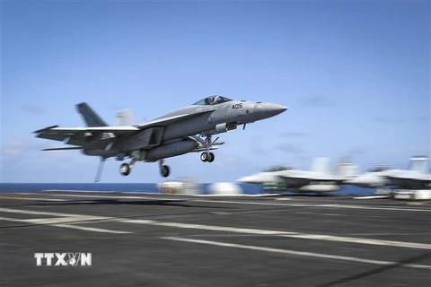 Máy bay tiêm kích F/A-18E Super Hornet hạ cánh xuống tàu sân bay USS Abraham Lincoln (CVN 72) lớp Nimitz ở vùng Vịnh. (Ảnh: AFP/TTXVN)