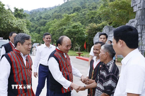 Chủ tịch nước Nguyễn Xuân Phúc thăm người dân 2 xã Tân Trạch và Thượng Trạch, huyện Bố Trạch, tỉnh Quảng Bình. (Ảnh: Thống Nhất/TTXVN)