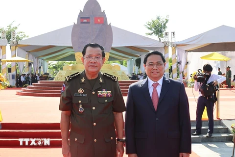 Thủ tướng Phạm Minh Chính và Thủ tướng Campuchia Samdech Techo Hun Sen chụp ảnh chung. (Ảnh: Dương Giang/TTXVN)