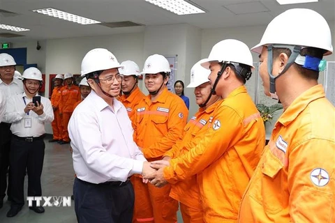 Thủ tướng Phạm Minh Chính thăm hỏi động viên cán bộ, công nhân, người lao động Nhà máy Nhiệt điện Ô Môn 1. (Ảnh: Dương Giang/TTXVN)