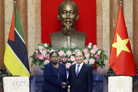 Chủ tịch nước Nguyễn Xuân Phúc tiếp Chủ tịch Quốc hội Cộng hòa Mozambique. (Ảnh: Thống Nhất/TTXVN)