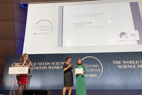 Phó giáo sư-tiến sĩ Hồ Thị Thanh Vân nhận giải thưởng nữ Nhà khoa học nữ trẻ tài năng thế giới 2022. (Ảnh: Thu Hà/TTXVN)