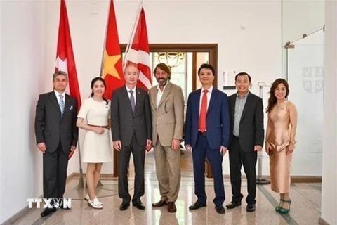 Đại sứ Phùng Thế Long (đứng thứ ba từ trái sang) cùng các đại diện tham gia hoạt động xúc tiến thương mại tại Thụy Sĩ. (Ảnh: TTXVN phát)