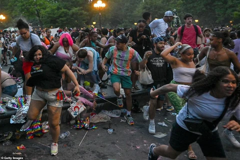 Hàng trăm người bỏ chạy tán loạn do tưởng nhầm tiếng nổ của pháo hoa là tiếng súng. (Nguồn: Getty Images)