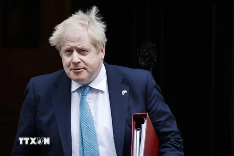 Thủ tướng Anh Boris Johnson sau khi dự cuộc họp nội các tại thủ đô London. (Ảnh: AFP/TTXVN)