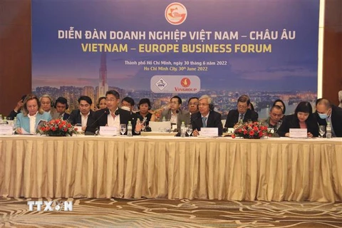Lãnh đạo Ủy ban Nhân dân Thành phố Hồ Chí Minh và đoàn doanh nghiệp EU chủ trì diễn đàn. (Ảnh: Xuân Anh/TTXVN)