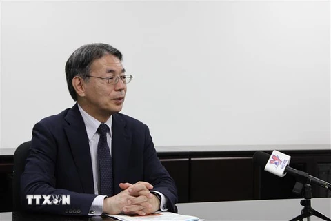 Giáo sư Hirofumi Takada, Phó Chủ tịch Viện Nghiên cứu Chính sách Quốc gia Nhật Bản (GRIPS), trả lời phỏng vấn của phóng viên TTXVN. (Ảnh: Phạm Tuân/TTXVN)