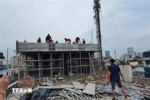 Lực lượng chức năng quận Cầu Giấy (Hà Nội) tổ chức cưỡng chế công trình vi phạm trật tự xây dựng tại 121 đường Nguyễn Khang. (Ảnh: TTXVN phát)