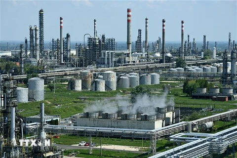 Một nhà máy lọc dầu ở Szazhalombatta, Hungary. (Ảnh: AFP/TTXVN)