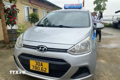 Xe taxi liên quan đến vụ việc thu quá số tiền quy định đối với khách du lịch nước ngoài. (Ảnh: TTXVN phát)