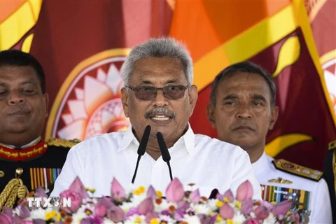 Tổng thống Sri Lanka Gotabaya Rajapaksa (giữa) phát biểu sau lễ tuyên thệ nhậm chức tại Anuradhapura, ngày 18/11/2019. (Ảnh: AFP/TTXVN)