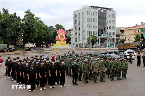 Lực lượng an ninh tỉnh Hòa Bình đưa hàng hóa ủng hộ nhân dân Thành phố Hồ Chí Minh phòng, chống dịch COVID-19. (Ảnh: Thanh Hải/TTXVN)