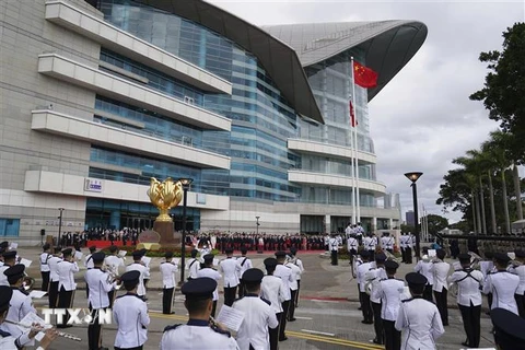 Lễ thượng cờ tại Quảng trường Kim Tử Kinh, Khu hành chính đặc biệt Hong Kong (Trung Quốc) nhân kỷ niệm 25 năm ngày Hong Kong được trao trả cho Trung Quốc sau 156 năm thuộc quyền quản lý của Anh (1/7/1997-1/7/2022). (Ảnh: AFP/TTXVN)