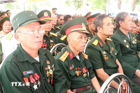 Các cựu chiến binh, Hội viên Hội Chiến sỹ Thành cổ Quảng Trị năm 1972, tham dự buổi gặp mặt. (Ảnh: Nguyên Lý/TTXVN)