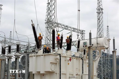 Thi công tại trạm biến áp 220 kV Bắc Quang. (Ảnh: Huy Hùng/TTXVN)