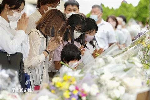 Người dân viếng cố Thủ tướng Nhật Bản Abe Shinzo tại Nara. (Ảnh: Kyodo/TTXVN)