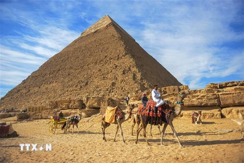 Du khách tham quan kim tự tháp Khafre tại Giza, Cairo, Ai Cập. (Ảnh: AFP/TTXVN)