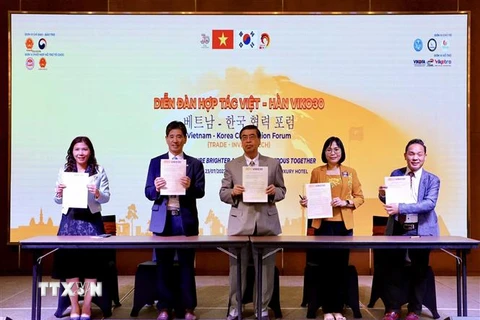 Lễ ký kết hợp tác giữa các Hiệp hội, Hội doanh nhân, doanh nghiệp Việt-Hàn với tỉnh Đồng Nai. (Ảnh: Hồng Giang/TTXVN)