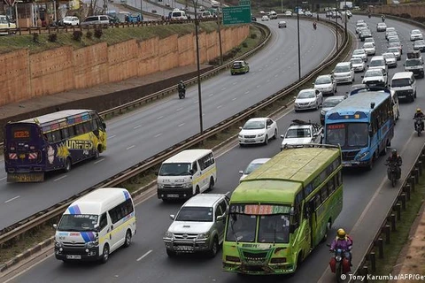 Xe cộ lưu thông trên mooth tuyến cao tốc tại Kenya. (Nguồn: Getty Images)