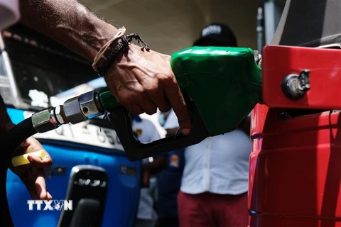Bơm xăng cho phương tiện tại trạm xăng ở Colombo, Sri Lanka. (Ảnh: THX/TTXVN)