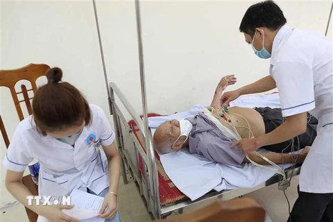 Bác sỹ Bệnh viện Hữu nghị ViệtXô khám bệnh miễn phí cho người có công. (Ảnh: Thanh Tùng/TTXVN)