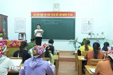 Một lớp học xóa mù chữ tại Đắk Nông. (Ảnh: TTXVN phát) 
