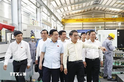 Chủ tịch Quốc hội Vương Đình Huệ thăm dây chuyền lắp giáp và sản xuất ôtô của Tập đoàn Trường Hải. (Ảnh: Doãn Tấn/TTXVN)