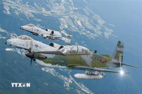 Máy bay chiến đấu KA-1 của Hàn Quốc (phải) và máy bay chống tăng A-10 của Mỹ tham gia cuộc tập trận chung của quân đội hai nước ngày 15/7. (Ảnh: YONHAP/TTXVN)