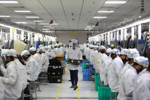 Công nhân làm việc trong một nhà máy sản xuất điện thoại của Ấn Độ. (Nguồn: Reuters)