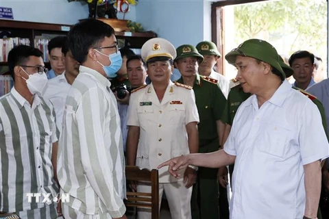 Chủ tịch nước Nguyễn Xuân Phúc thăm và kiểm tra công tác đặc xá tại phân trại số 1. (Ảnh: Thống Nhất/TTXVN)